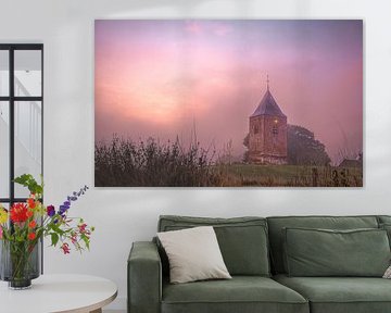 De Peperbus in Heteren tijdens zonsopkomst.