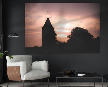 Silhouette van de Peperbus in Heteren tijdens zonsopkomst.