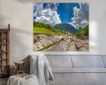 Die Felsformationen entlang des Flusses Verzasca, Lavertezzo, Tessin, Schweiz