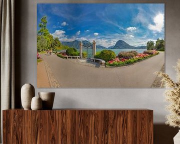 Das berühmte Tor im Parco Ciani namens Cancello sul Lago di Lugano mit Blick auf den Monte San Salva