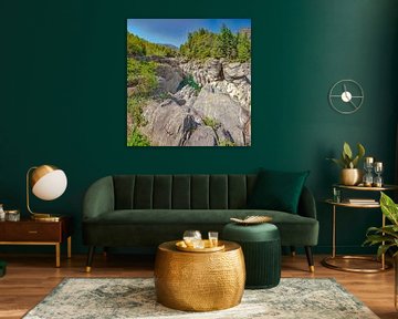 Eine Badestelle im Fluss Maggia zwischen hohen Felsen, genannt Oriido di Ponte Brolla, Locarno, Tess