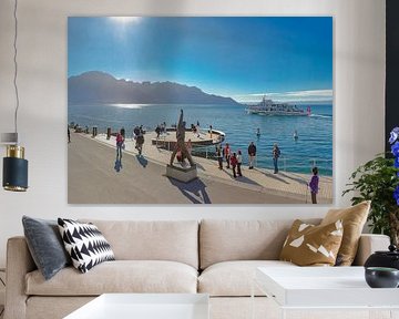 Die Statue von Freddie Mercury am Kai, ein Ausflugsboot fährt vorbei, Montreux, Waadt, Schweiz