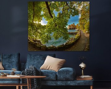 Schloss Chateau de Chillon mit herbstlich gefärbten Bäumen, Veytaux, Waadt, Schweiz