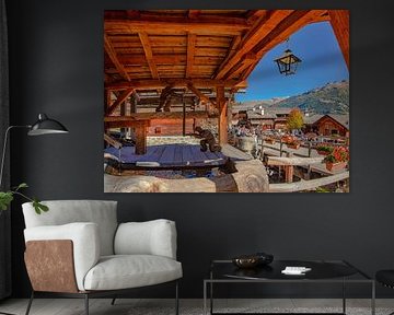 Die charakteristischen Holzhäuser des Val d'Anniviers und eine Skulpturengruppe von Holzhandsägen mi