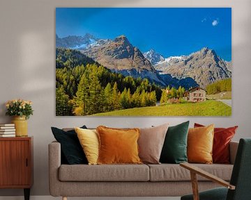 Haus mit wehender Schweizer Fahne auf der Aiguille de l'A Neuve, Val Ferret, La Fouly, Orsières, Wal