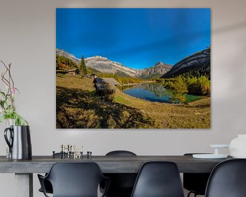 Häuser und Berghütten am See Lac de Derborence, Cothey, Wallis Wallis, Schweiz