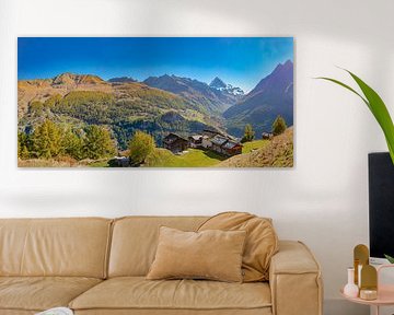 Ein Häuserpaar auf einem Bergkamm mit Blick auf die Dent Blanche, Les Haudères, Wallis Wallis, Schwe