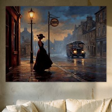 Neblige Straßenszene mit Frau und Bus