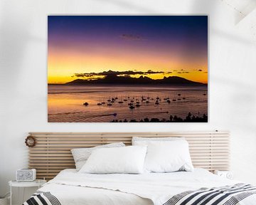 Ankerplatz der Träume: Goldene Dämmerung über dem Pazifik von Timo Musiol