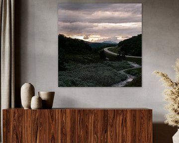 Tegen het Licht van de Avond