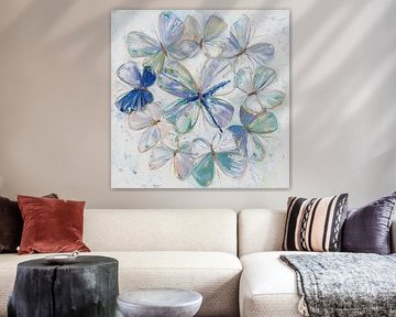 Blau atmet in weichen Flügeln