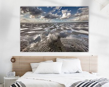 Rottumeroog. Wolken gereflecteerd in het water.