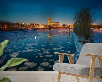 Maagdenburg en de Elbe tijdens het blauwe uur in de winter