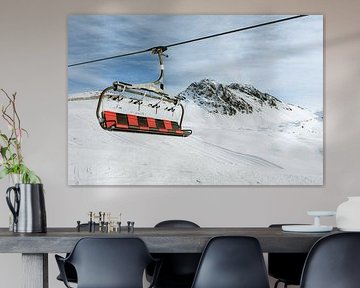 Red-black chairlift above the piste - Winter sports by Marit Hilarius