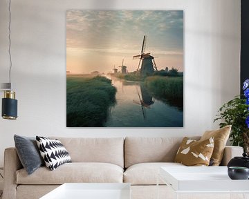 Windmühlen entlang des Kanals im Morgenlicht von Friso Creates