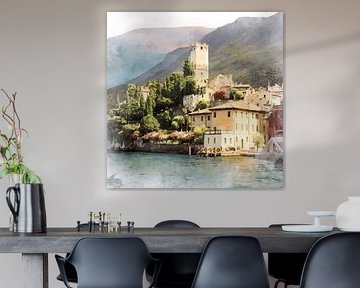 Malcesine ligt aan het Gardameer, waar middeleeuwse muren en sprankelend blauw water elkaar ontmoeten.