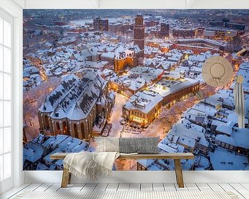 Zwolle Grote Markt in de binnenstad tijdens een koude winterse zonsondergang