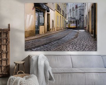 Rustig steegje met tram - Lissabon in warm licht