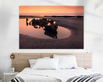 Sonnenuntergang des englischen Schiffswracks Épave Du Lord Grey an der Küste in Frankreich.