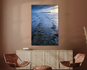 Felsen im Vordergrund an der Opalküste in Frankreich.