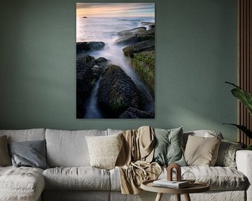 Sonnenuntergang an der Opalküste in Frankreich. Mit dominanten Felsen im Vordergrund.