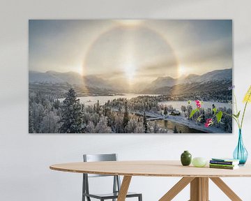 Sonnenhalo über verschneiter Winterberglandschaft von Markus Gann