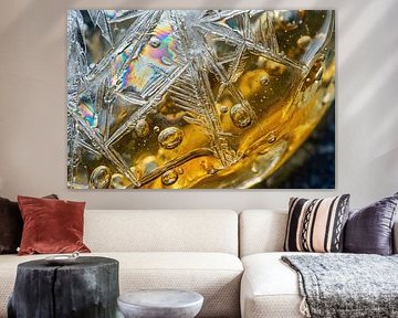 Ijskristallen vormen in gouden vloeistof met belletjes van Markus Gann