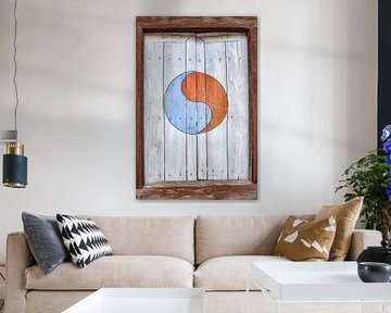 Alte Holztür mit Yin- und Yang-Zeichen in Südkorea von Ron van der Stappen