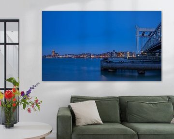 Grote Kerk en spoorbrug Dordrecht tijdens het blauwe uurtje van Mark den Boer