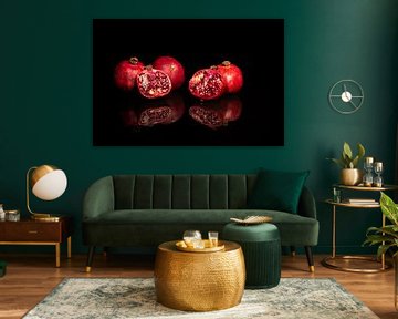 Modernes Stilleben mit Granatäpfeln