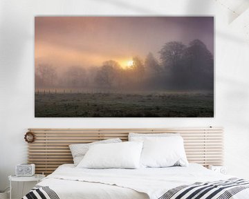 Ein nebliger Sonnenaufgang in den belgischen Ardennen.