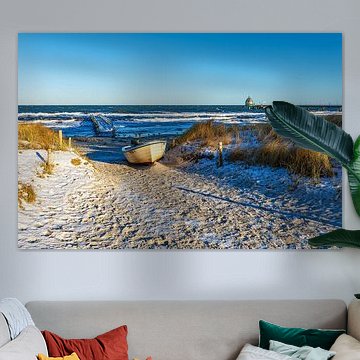 Fischerboot und Seebrücke an der Ostseeküste bei Zingst auf de