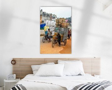 Rikschas mit schwerer Fracht in Neu-Delhi, Indien