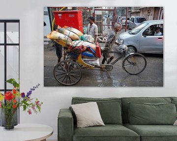 Rikschas mit schwerer Fracht in Neu-Delhi, Indien