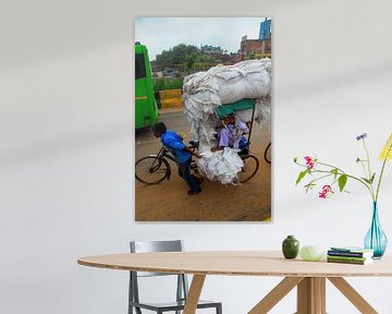 Rikscha mit schwerer Ladung in Neu-Delhi, Indien