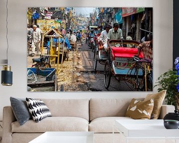 Viele Rikschas auf einer belebten offenen Straße in Downs Town New Delhi, Indien