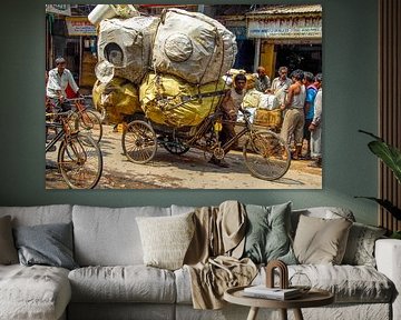 Rikscha mit schwerer Ladung in Neu-Delhi, Indien