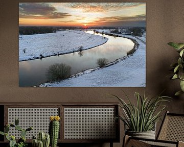 Vecht stromend door een besneeuwd winterlandschap tijdens zonsondergang van Sjoerd van der Wal Fotografie