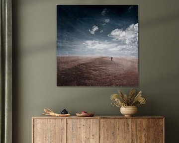 Nirgendwo – Einsame Gestalt wandert über verlassene Ebene von Dirk Wüstenhagen