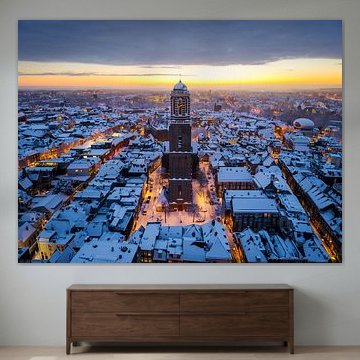 De Peperbus in Zwolle in de sneeuw tijdens zonsopkomst