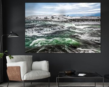 Wasserfall in Island Grüne Flut in Winterlandschaft von Femke Ketelaar