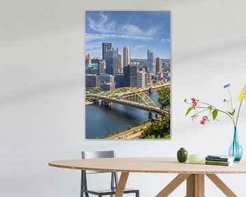 Fort Pitt Bridge met het centrum van Pittsburgh