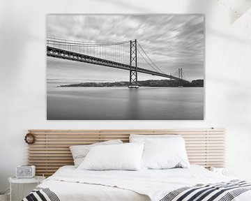 Élégance intemporelle en noir et blanc - Ponte 25 de Abril, Lisbonne