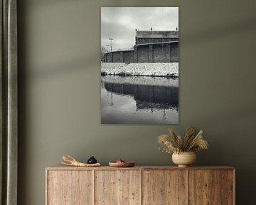 Das schneebedeckte Fahrrad an der Singel in Utrecht