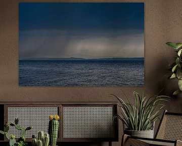 Schottische Meereslandschaft auf der Isle of Bute mit drohenden Regenwolken von Martin Hendriks