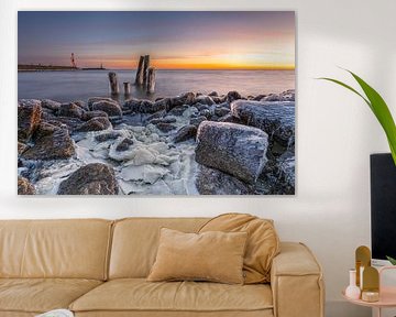Minimalistische Winterlandschaft mit Eis und Pfählen auf dem IJsselmeer von Bram Lubbers