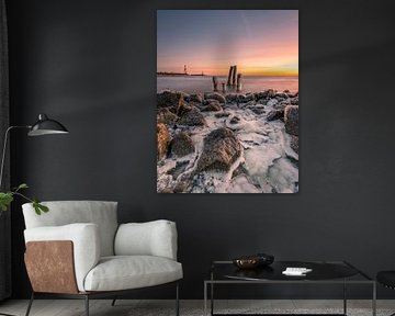 Eisiger Wintermorgen auf dem IJsselmeer mit gefrorenen Pfählen von Bram Lubbers