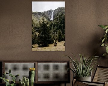 Cascade tombant d'une paroi rocheuse abrupte sur Colinda Riemens