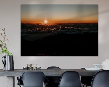 Sonnenaufgang über den Wolken auf dem Gipfel eines Berges von Colinda Riemens