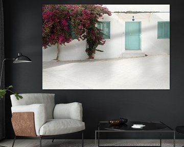 Maison blanche et portes bleues avec un bougainvillier | photographie de voyage | Paros Cyclades Grèce sur Kimberley Jekel